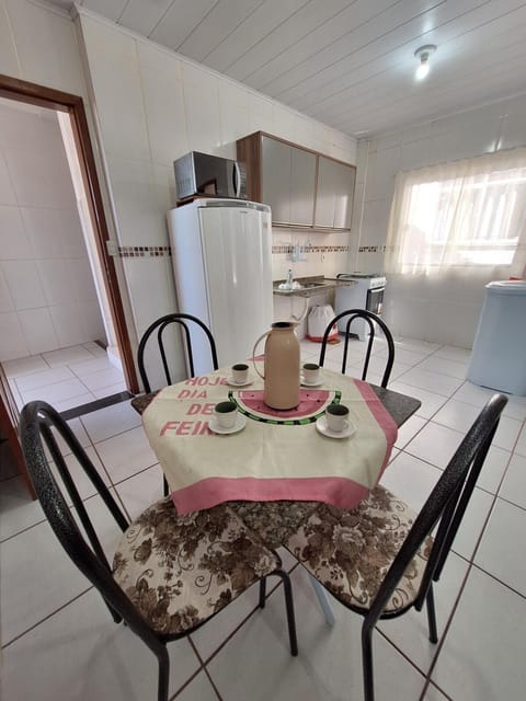 Coffee/tea facilities, Kitchen or kitchenette, Dining area