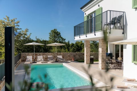 Property building, Balcony/Terrace, Pool view, Swimming pool, sunbed
