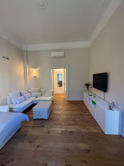 Communal lounge/ TV room, Bed, TV and multimedia, Living room, Photo of the whole room, Seating area, Evening entertainment, air conditioner