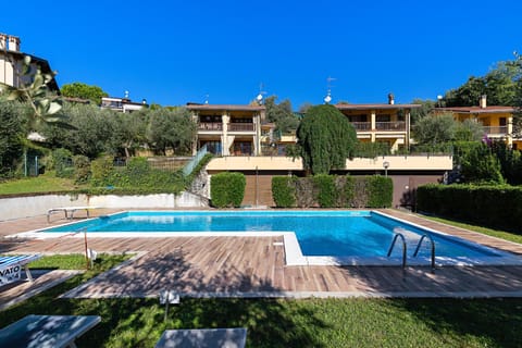 Property building, Day, Swimming pool, sunbed