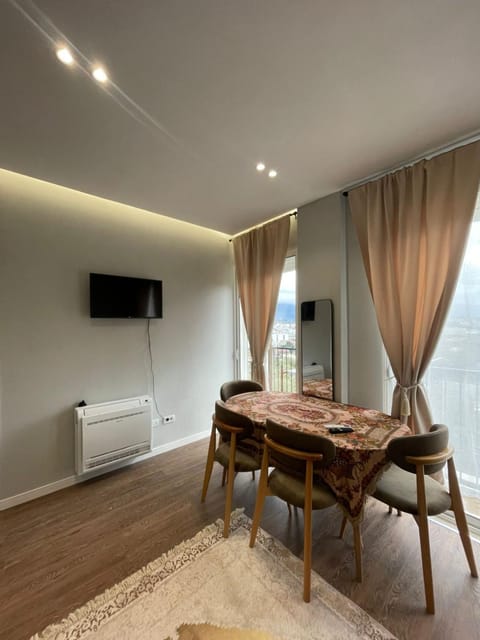 Communal lounge/ TV room, TV and multimedia, Living room, Seating area, Dining area, Evening entertainment, internet