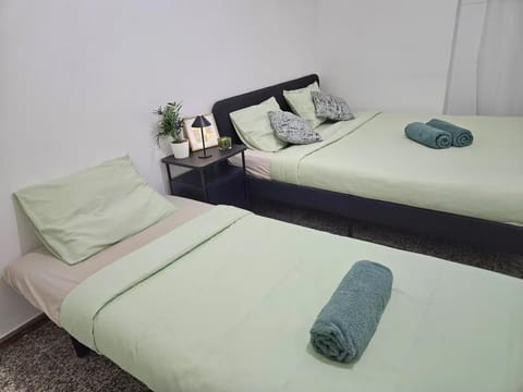 Bed, Photo of the whole room, Bedroom, towels