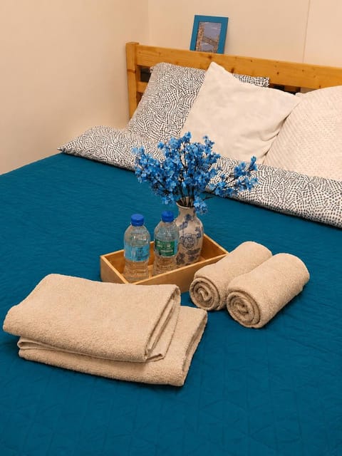Seating area, Bedroom, towels