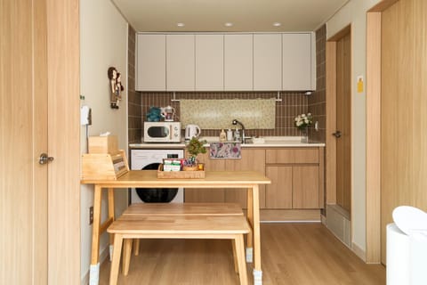 Coffee/tea facilities, Kitchen or kitchenette, microwave, washing machine, dryer