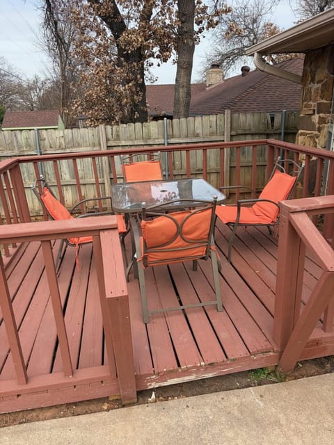 Great Edmond home, near OKC with 3 beds, Wi-fi, cold AC, and central heat, fully fenced backyard Villa in Edmond