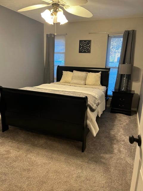 Great Edmond home, near OKC with 3 beds, Wi-fi, cold AC, and central heat, fully fenced backyard Villa in Edmond