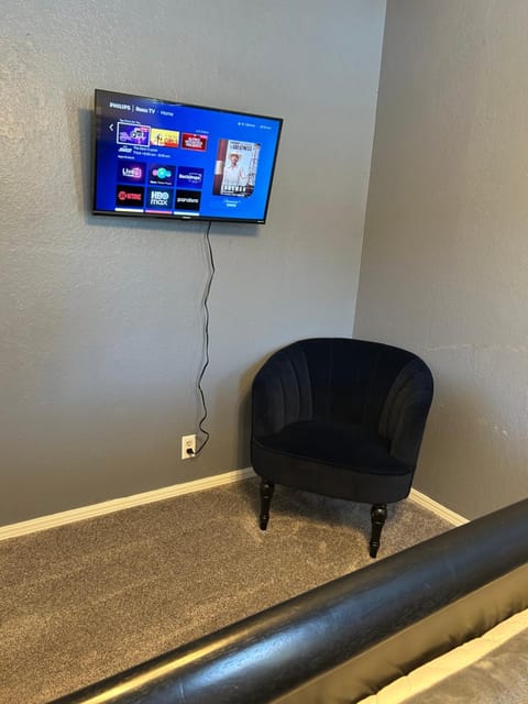 Great Edmond home, near OKC with 3 beds, Wi-fi, cold AC, and central heat, fully fenced backyard Villa in Edmond