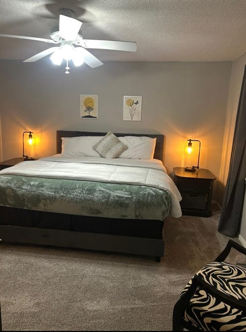 Great Edmond home, near OKC with 3 beds, Wi-fi, cold AC, and central heat, fully fenced backyard Villa in Edmond