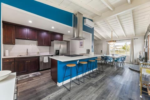 Kitchen or kitchenette, dishwasher, microwave, minibar, oven, stove