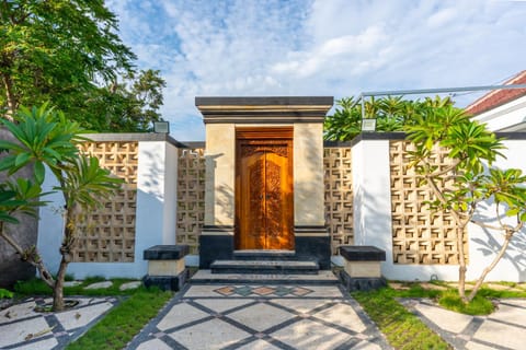 Facade/entrance, Day, Garden, Garden view