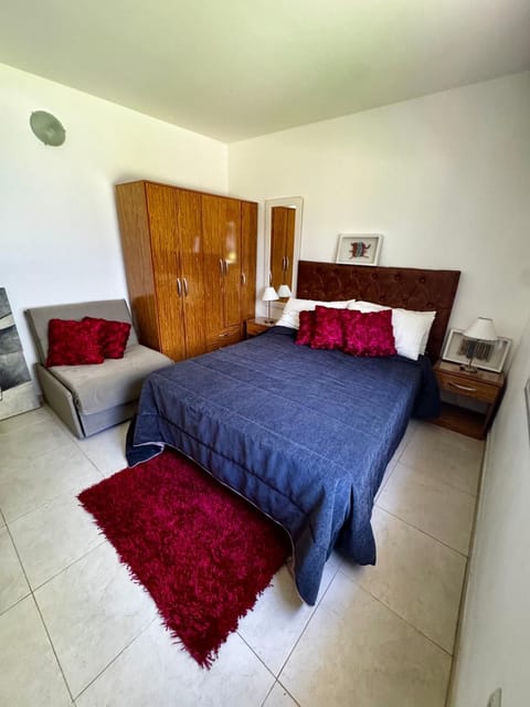 Photo of the whole room, Bedroom, wardrobe