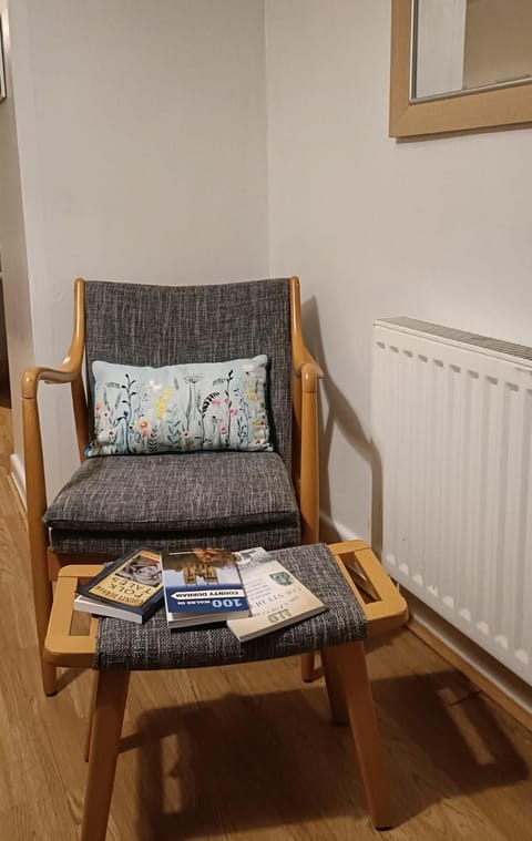 Seating area, Dining area, internet