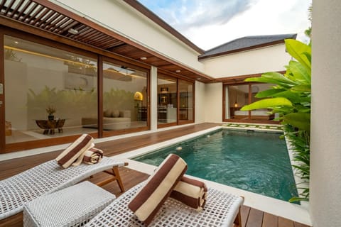 Patio, Pool view, Swimming pool, sunbed
