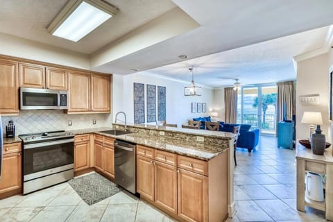 3BR - Beachfront - Huge Balcony - 2 Pools - Luxury Apartment in Okaloosa Island