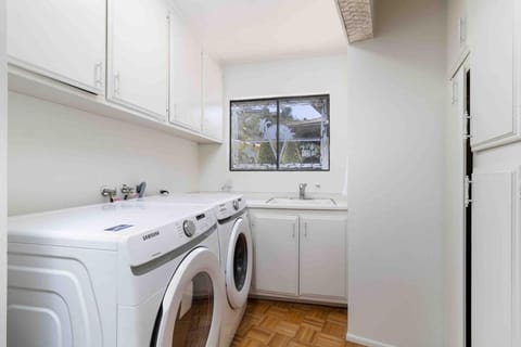 Spacious 4BD, La Jolla, Ocean Views, Jacuzzi Villa in La Jolla