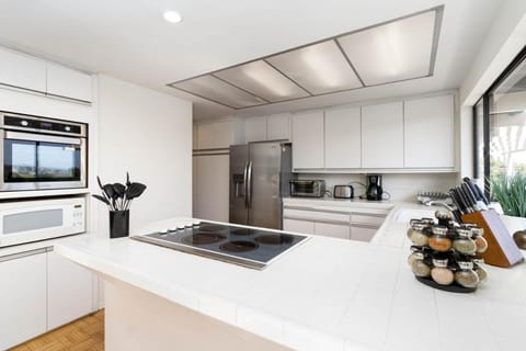 Spacious 4BD, La Jolla, Ocean Views, Jacuzzi Villa in La Jolla