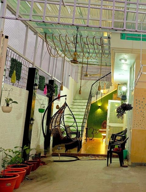 Seating area, Area and facilities