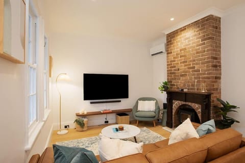 TV and multimedia, Living room, Seating area, Evening entertainment, air conditioner