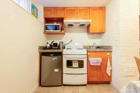 Kitchen or kitchenette, dishwasher, stove