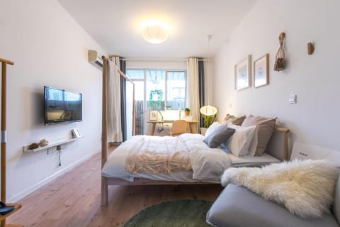 Photo of the whole room, Bedroom