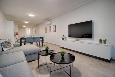 TV and multimedia, Living room, Seating area, Evening entertainment