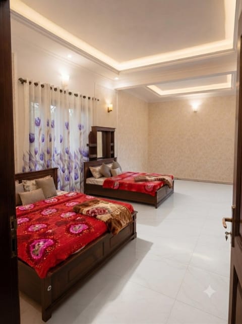 Property building, Bed, Photo of the whole room, Bedroom