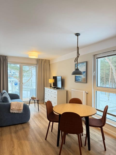 Communal lounge/ TV room, TV and multimedia, Kitchen or kitchenette, Living room, Seating area, Dining area, Evening entertainment