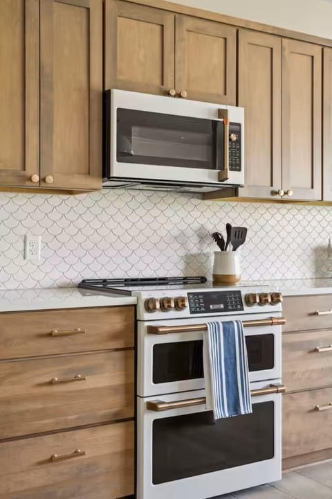 Kitchen or kitchenette, microwave, stove