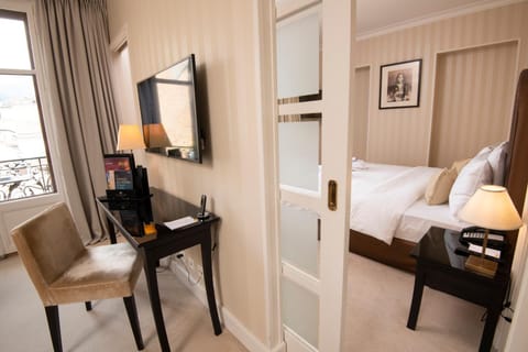 Bed, TV and multimedia, Living room, Photo of the whole room, Seating area, Bedroom