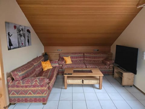 Communal lounge/ TV room, TV and multimedia, Living room, Seating area, Evening entertainment