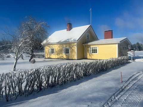 Maalaistalo, pienessä kylässä, Vakkilassa House in Finland