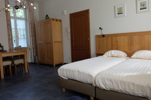 Photo of the whole room, Dining area, Bedroom
