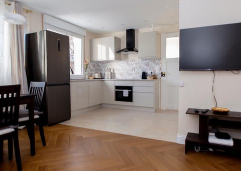 TV and multimedia, Kitchen or kitchenette, Dining area, dishwasher, oven, stove