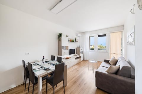 Communal lounge/ TV room, TV and multimedia, Living room, Dining area