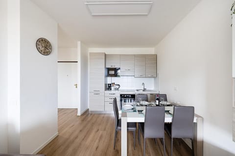 Kitchen or kitchenette, Dining area, oven, stove