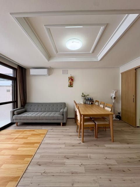 Living room, Seating area, Dining area, air conditioner