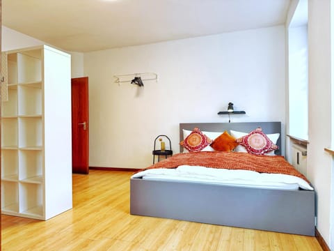 Bed, Photo of the whole room, Decorative detail, Bedroom
