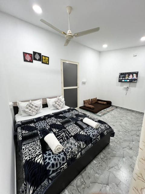 Bed, Living room, Bedroom