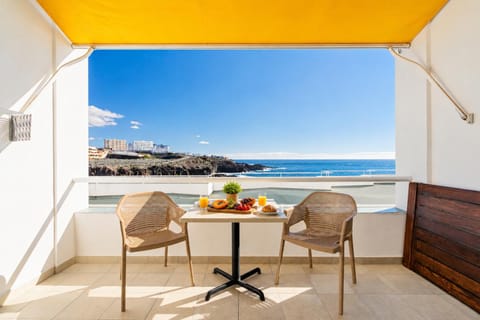 Day, Natural landscape, View (from property/room), Balcony/Terrace, Seating area, Dining area, Beach, Sea view
