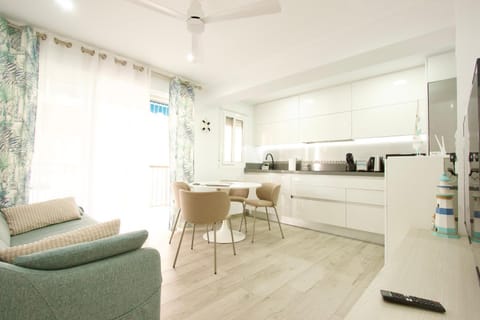 TV and multimedia, Coffee/tea facilities, Kitchen or kitchenette, Living room, Seating area, Dining area, oven, toaster