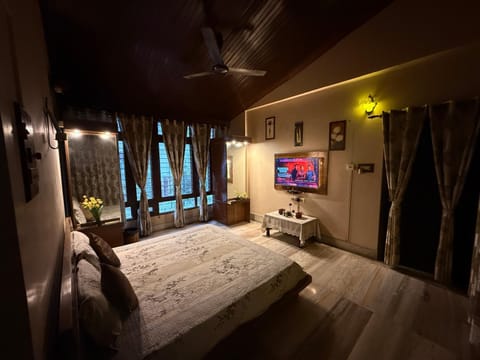 Bed, TV and multimedia, Photo of the whole room, Evening entertainment, Bedroom