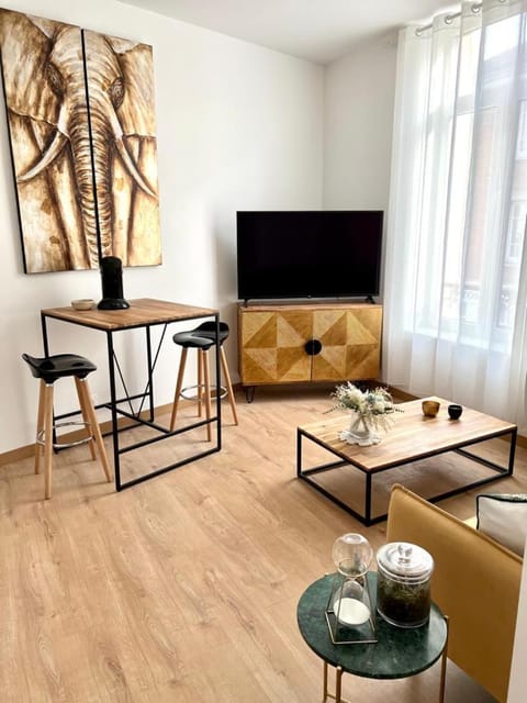 Communal lounge/ TV room, TV and multimedia, Living room, Seating area, Dining area