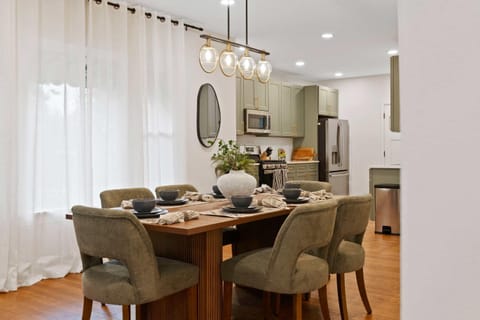 New Elmhurst Gem - Game Room & Amazing Yard House in Chicago