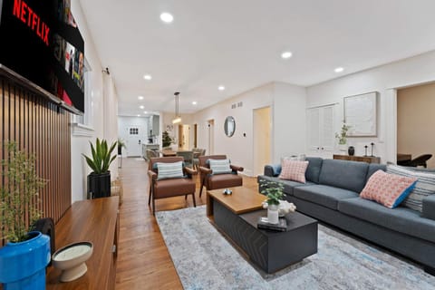 New Elmhurst Gem - Game Room & Amazing Yard House in Chicago