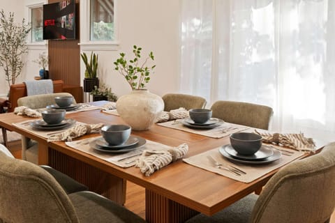 New Elmhurst Gem - Game Room & Amazing Yard House in Chicago