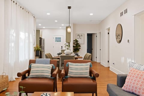 New Elmhurst Gem - Game Room & Amazing Yard House in Chicago