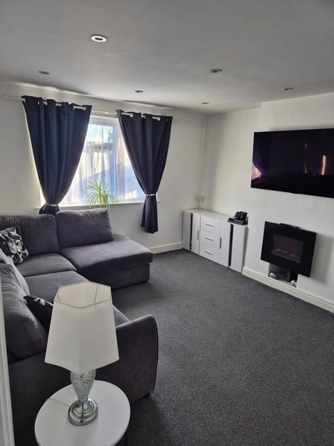 Communal lounge/ TV room, TV and multimedia, Living room, Seating area, Evening entertainment