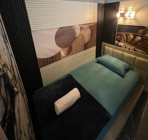 Property building, Bed, Living room, Photo of the whole room, Seating area, Bedroom, towels