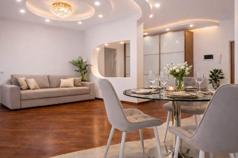 Seating area, Dining area
