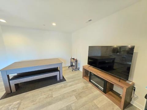 Lakefront Retreat • Private Yard + Fireplace House in Clearlake Oaks